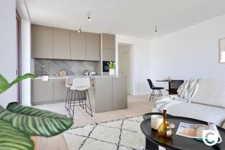 <p><span>Nieuwbouw hoekappartement met 1 slaapkamer, 2 riante terrassen en adembenemend Scheldezicht te Nieuw-Zuid!</span></p><p><span>Residentie "Huis aan de Kade" is een prestigieus nieuwbouwproject naar het ontwerp van Robbrecht & Daem architecten ('t Mas). Hier geniet u van een absolute toplocatie op 't Nieuw Zuid, van panoramische uitzichten over de Schelde en de feeërieke Antwerpse skyline alsook van het Kaaipark met stadsbos dat voorziet in een hondenweide een meerdere speeltuinen voor de (klein)kinderen. Een hoge afwerkingsgraad, hedendaags comfort, klasse en stijl gaan hier hand in hand. De spectaculaire vergezichten tillen de binnenruimte, het omvangrijke zomer- alsook het dito winterterras (overdekt) tot een ongekend niveau. Dit unieke "future-proof" appartement staat garant voor energiezuinig, zorgeloos en kwalitatief wonen en is ook uitermate geschikt als pied à terre en investering. </span></p><p><span> </span></p><p><span>Inkom-/nachthal, leefruimte & keuken:</span></p><p><span>U betreedt dit pareltje via de inkomhal met veiligheidsdeur, berging en videofoon. Het oog valt meteen op de prachtige parketvloer, dewelke is doorgelegd in nagenoeg het hele appartement. In de trendy leefruimte met open keuken die toegang verleent tot beide terrassen, wordt u overladen door een mooie natuurlijke lichtinval en omvergeblazen door de spectaculaire uitzichten. De oogstrelende "Bulthaup" keuken met eiland en zitgedeelte is afgewerkt met marmeren werkblad/spatwand en is voorzien van kwalitatieve (veelal Miele) toestellen. </span></p><p><span> </span></p><p><span>Slaapkamer, dressing, badkamer & toilet:</span></p><p><span>De master-bedroom heeft een aansluitende dressing, de muur tussenbeide kan indien gewenst eenvoudig worden opengemaakt. In de en suite badkamer met nis voor wasmachine en droogkast liggen alle aansluitingen volledig klaar. Net zoals in het aparte gastentoilet kan u nog volledig inrichten naar eigen smaak. </span></p><p><span> </span></p><p><span>Terrassen, autostaanplaats, fietsberging & kelder:</span></p><p><span>Als kers op de taart kan u genieten van een fenomenaal winterterras (overdekt met raampartijen die open kunnen) alsook van een geweldig zomerterras (samen ca. 30m²). Kortom, tijdens elk seizoen kan u wegdromen bij het sprookjesachtige uitzicht over onze prachtige Scheldestad. Aperitieven en dineren in dit zéér charmant Antwerpse kader zal telkens weer onvergetelijk zijn voor uzelf en uw gasten Een ondergrondse staanplaats kan bij aangekocht worden (€ 40.000), uiteraard een ware luxe in een stadsomgeving. De praktische kelder is inbegrepen. Ook uw fietsen kunnen veilig en droog gestald worden, zelfs uw bakfiets. </span></p><p><span> </span></p><p><span>Extra troeven:</span></p><p><span>- Toplocatie</span></p><p><span>- EPC A (85m² vloeroppervlakte + 30m² terras)</span></p><p><span>- Warmtepomp en vloerverwarming</span></p><p><span>- 1e bewoning</span></p><p><span>- EK conform</span></p><p><span>- Zomer- en winterterras- Kelder</span></p><p><span>- Autostaanplaats en fietsberging</span></p><p><span>- Fiberklaar</span></p><p><span>- 2 privatieve zonnepanelen</span></p><p><span> </span></p><p><span>*Verkoop onder 21% btw.</span></p><p><span> </span></p>