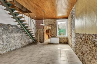 <p>Bent u op zoek naar <strong>een renovatieproject met tal van mogelijkheden op een uitstekende ligging</strong>? Dan is deze volledig te renoveren woning in het gegeerde Meerbeke beslist een bezoek waard. De woning beschikt over <strong>drie volwaardige slaapkamers</strong> en vormt de ideale basis om volledig naar eigen smaak en wensen te worden ingericht. Dankzij de praktische indeling en het ruime potentieel kan u hier uw droomwoning creëren. Een absolute troef is <strong>de prachtige, ruime tuin,</strong> waar u in alle rust kan genieten van groen en privacy. Daarnaast biedt het perceel <strong>voldoende parkeermogelijkheden</strong>, wat het dagelijkse comfort aanzienlijk verhoogt. De ligging is zonder meer uitstekend: in een rustige, residentiële omgeving en toch vlak bij winkels, scholen, openbaar vervoer en belangrijke invalswegen. Zo combineert u een aangename woonomgeving met een vlotte bereikbaarheid. (Maatregelen opgenomen in het maatregelenregister: neen) (Stedenbouw in aanvraag)</p>