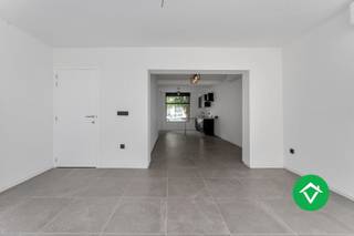 Op wandelafstand van de Grote Markt, Sint-Michielskerk, de winkelstraat, het oud kerkhof vinden we deze karakteristieke, gerenoveerde woning terug. Dus op een uiterst optimale ligging in centrum Roeselare! <br /><br />De woning werd in 2024 van kop tot teen volledig vernieuwd, dit met oog op comfort met respect voor de karakteristieke elementen! <br /><br />De indeling is als volgt: Inkomhal - apart toilet - open keuken - ruime, lichtrijke living - eetplaats - berging - kelder - aangename stadstuin. <br />Verdiep 1: moderne badkamer met douche en meubel - één slaapkamers.<br />Verdiep 2: twee volwaardige slaapkamers. Die meerdere eventueel andere functies kunnen bieden<br /><br />Troeven:<br />- Uiterst centraal gelegen<br />- Comfortabel, energiezuinig wonen! Warmtepompen!<br />- Gunstig EPC<br />- Prachtige gevel<br />- Lichtrijke woning<br />- Perfect verhuurbaar als investering<br /><br />Meer info of wenst u een bezoek? Contacteer ons dan zeker op de 0493/401330!