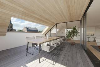 Op zoek naar een uitzonderlijk vastgoedproject dat u volledig naar eigen hand kunt zetten? In de charmante dorpskern van Sint-Martens-Bodegem, vlak aan de kerk, vindt u deze indrukwekkende casco loft van 237 m². Dankzij de casco oplevering geniet u van totale architecturale vrijheid om uw droominterieur te realiseren.<br /><br />Flexibele indeling naar wens<br />De enorme ruimte en de slimme architectuur bieden tal van indelingsmogelijkheden:<br /><br />Exclusieve loft: Voor liefhebbers van een open, monumentaal ruimtegevoel.<br /><br />Gezinsappartement: Vlot in te richten als een ruim appartement met tot wel 5 slaapkamers.<br /><br />Kangoeroewoning: Ideaal voor solidaire projecten, zorgwonen of co-housing.<br /><br />Bovendien beschikt de loft over een royaal, aansluitend terras van 26 m² waar het heerlijk vertoeven is met zicht op de omgeving.<br /><br />Extreem energiezuinig: E-peil 18<br />Dit project is gebouwd met het oog op de toekomst. Met een uitzonderlijk E-peil van 18 geniet u niet alleen van een minimale energiefactuur, maar ook van een uniek fiscaal voordeel: de eerste 5 jaar bent u namelijk volledig vrijgesteld van onroerende voorheffing!<br /><br />De troeven op een rij:<br />Oppervlakte: 237 m² bewoonbaar + 26 m² terras<br /><br />Fiscaal voordeel: 5 jaar lang 0% onroerende voorheffing dankzij E-peil 18<br /><br />Toplocatie: Gelegen in de sfeervolle dorpskern aan de kerk van Sint-Martens-Bodegem<br /><br />Grijp deze unieke kans om uw stempel te drukken op een premium vastgoedobject. Neem vandaag nog contact op voor meer informatie of een bezoek ter plaatse!<br /><br />Bestuursmaatregelen in het maatregelenregister: nee