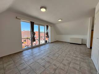 <p><strong>Bezoek na afspraak met IMMOBOSS per e-mail: ronse@immoboss.be</strong><br /><br />Op een boogscheut van de stadskern kan u deze kleinschalige residentie terugvinden. Het appartement bevindt zich op het derde verdiep (geen lift aanwezig) en is als volgt ingedeeld: lichtrijke woonkamer, balkon met uitzicht, keuken, badkamer, slaapkamer en een praktische berging. Aparte tellers EW, verwarming op accumulatie, EPC-label: D en maandelijkse onkost: 25 EUR (verbruik en onderhoud van de gemene delen, met afrekening). Beschikbaar vanaf 15/09/2026.<br /><br /><strong>Bezoek na afspraak met IMMOBOSS per e-mail: ronse@immoboss.be</strong></p>