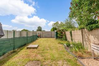 Instapklare en conforme woning met zonnige tuin op uitstekende ligging in Herent<br />Bent u op zoek naar een zorgeloze woning waar de belangrijkste technische investeringen reeds werden uitgevoerd? Dan is deze charmante gezinswoning met drie slaapkamers absoluut een bezoek waard.<br />Deze woning combineert een vlotte bereikbaarheid met een aangename leefomgeving en beschikt over een zonnige tuin waar u optimaal van het buitenleven kunt genieten.<br />Op technisch vlak scoort de woning bijzonder sterk. Zo beschikt ze over een conforme elektrische installatie, een gunstig EPC-label C, een recent vernieuwd dak, recente Schüco-ramen en een asbestvrij attest. Hierdoor bent u verzekerd van een woning die volledig voldoet aan de huidige normen en waarvoor geen onmiddellijke grote investeringen nodig zijn.<br />Daarnaast biedt de woning nog de mogelijkheid om bepaalde ruimtes naar eigen smaak en stijl verder te moderniseren. Zo creëert u moeiteloos een eigendom die volledig aansluit bij uw persoonlijke woonwensen.<br />Een uitstekende opportuniteit voor starters, gezinnen of investeerders die op zoek zijn naar een kwalitatieve woning met potentieel, een zonnige tuin en een strategische ligging. nabij Leuven, invalswegen, winkels en openbaar vervoer.<br />Plan eenvoudig uw bezoek via onze website voor een vlotte afspraak.<br />Voor meer informatie kunt u rechtstreeks contact opnemen met Philippe via 0470/308.563 of philippe@immojanstas.be.