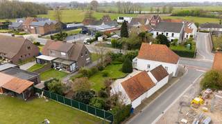 PRIJS OP AANVRAAG!<br /><br />Charmante eigendom op een ruim hoekperceel van ca. 834 m², gelegen langs de Kerkstraat met zijtoegang via de Herdersstraat.<br /><br />De bestaande woning biedt, mits renovatie of herontwikkeling, tal van mogelijkheden.<br /><br />Dankzij de perceelgrootte en gunstige ligging is dit een bijzonder interessante opportuniteit voor wie op zoek is naar ruimte, flexibiliteit en toekomstpotentieel.<br /><br />Het perceel leent zich uitstekend voor een kwalitatieve herinvulling, waarbij gedacht kan worden aan een ruime ééngezinswoning met bijgebouw, zorgwoning of combinatie van functies.<br /><br />Daarnaast biedt het perceel – mits herontwikkeling en onder voorbehoud van vergunning – potentieel voor een opsplitsing naar twee gekoppelde of compacte eengezinswoningen.<br /><br />De hoekligging met toegang via de Herdersstraat maakt een praktische ontsluiting en parkeermogelijkheid mogelijk, wat een belangrijke meerwaarde vormt.<br /><br />Dankzij de indelingsmogelijkheden en perceelgrootte is deze eigendom eveneens interessant voor diverse woonvormen zoals zorgwonen, kangoeroewonen of combinatie van meerdere functies (onder voorbehoud van vergunning).<br /><br />📍 Rustige ligging met vlotte bereikbaarheid<br />📐 Perceeloppervlakte: ca. 834 m²<br />🚗 Toegang en parkeermogelijkheid via Herdersstraat<br /><br />Unieke opportuniteit voor zowel particuliere kopers als investeerders die op zoek zijn naar een project met meerwaarde.