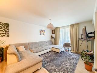 <strong>2-SLAAPKAMER APPARTEMENT</strong> op <strong>TOPLIGGING IN HET CENTRUM</strong> van Oudenaarde. Op <strong>WANDELAFSTAND </strong>van 2 uitersten, enerzijds het <strong>MOOIE LIEDTSPARK</strong> en anderzijds het <strong>BRUISENDE STADSLEVEN</strong> van Oudenaarde treffen we dit <strong>INSTAPKLARE</strong> appartement aan. Dankzij de <strong>RUSTIGE RESIDENTIE,</strong> de <strong>VLOTTE BEREIKBAARHEID </strong>en de<strong> NABIJHEID VAN ALLE VOORZIENINGEN</strong> vormt dit appartement een <strong>AANGENAME WOONST</strong> of de <strong>IDEALE INVESTERINGSEIGENDOM</strong>.<br />De indeling gaat als volgt: Via de inkomhall heeft u toegang tot een ruime woonkamer. Verder vinden we hier een afzonderlijk toilet, lichtrijke leefruimte, een ingerichte keuken, een praktische berging, 2 volwaardige slaapkamers, een ingerichte badkamer en extra kelderberging.<br /><br />(Bovendien heeft u de mogelijkheid tot aankoop van een ondergrondse autostaanplaats voor €25.000)<br /><br /><strong>Adres: </strong>Burgschelde 40 te Oudenaarde<br /><br />EPC: 104kWh/m², G-score en P-score C, Geen renovatieverplichting, Bestuursmaatregelen in maatregelenregister: nee