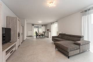 <strong>Topper: Energiezuinige woning op uitstekende ligging.</strong><br />Deze moderne halfopen woning biedt je alle comfort dankzij de recente bouw, de kwalitatieve afwerking en het instapklare karakter. De lichtrijke leefruimtes, drie slaapkamers, afgewerkte zolder en de zonnige tuin creëren een aangename plek om meteen thuis te komen.<br />De ligging is een echte troef: in een kindvriendelijke buurt op een boogscheut van winkels, scholen en belangrijke invalswegen, waardoor je vlot overal geraakt.
<ul>
	<li>Zuidgerichte tuin</li>
	<li>Zonnepanelen </li>
	<li>Parking en mogelijkheid voor carport te bouwen</li>
	<li>Drie slaapkamers</li>
	<li>Afgewerkte zolder</li>
	<li>Volledig geschilderd</li>
</ul>
<strong>Richtprijs: €450.000</strong><br /><br />Is je interesse gewekt? Contacteer ons gerust voor meer informatie of een bezoek!