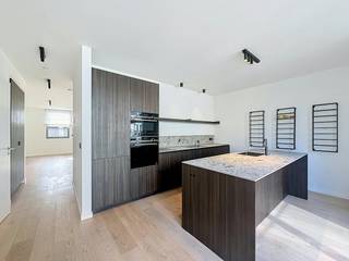 Energiezuinig en instapklaar: 3-slaapkamerappartement met private tuin in Residentie 'Endeavour'<br /><br />Op een absolute toplocatie in de Hofstraat bevindt zich dit hoogwaardige nieuwbouwappartement op de tweede verdieping van Residentie 'Endeavour'. Hier geniet je van modern comfort en een uitzonderlijke bereikbaarheid: op amper 5 minuten wandelen van het bruisende stadscentrum en 2 minuten rijden van de autostrade.<br /><br />Indeling en afwerking:<br /><br />Ontvangst & berging: Uitnodigende inkomhal met ingemaakte vestiaire, een praktisch gastentoilet (op regenwater) en een functionele berging (4 m²) met aansluiting voor een wasmachine.<br /><br />Koken & wonen: Royale, open leefkeuken (19,3 m²) met hoogwaardige inbouwtoestellen (waaronder een Quooker-kraan, stoomoven, combi-oven, inductiekookplaat met geïntegreerde afzuiging, vaatwasser, frigo, diepvries en dimbare ledverlichting). De aansluitende, lichtrijke leefruimte (33,9 m²) is voorzien van een afgesloten trap en reeds geplaatste gordijnen.<br /><br />Slaap- & badkamers: Het appartement telt drie volwaardige slaapkamers (10,5 m², 8,5 m² en een master bedroom van 18,5 m²). De master bedroom heeft een en-suite badkamer (9,8 m²) én direct toegang tot een gezellig terras van 5 m². Daarnaast is er een tweede badkamer (3,5 m²) met inloop-regendouche en lavabomeubel, plus een extra afzonderlijk toilet.<br /><br />Buitenruimte & Extra's: Naast het terras hoort er bij dit appartement een private tuin van ca. 50 m². Ook een kelderberging en een gemeenschappelijke fietsenstalling zijn inbegrepen.<br /><br />Financiële en praktische info:<br />- gemeenschappelijke kosten: 75,00 EUR/maand<br />- 2 autostaanplaatsen te huren aan 250,00 EUR/maand <br />- onmiddellijk beschikbaar