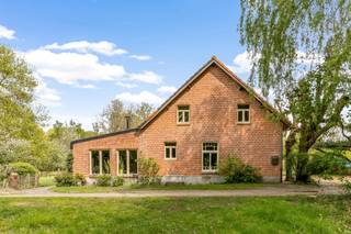 Bent u de nieuwe uitbater van deze gevestigde waarde in de Molse horeca?
Sas 6 staat tot ver buiten Mol gekend als een uitstekend eetcafé en nog veel meer.
Het pand is opgedeeld in het alom gekende café en een woning met verschillende slaapkamers.
Verder kan het woongedeelte flink uitgebreid worden binnen de bestaande constructie.
Het café heeft binnen 50 zitplaatsen en op het prachtige terras kunnen nog 100 mensen zitten.
Verder beschikt het café over een een uitgeruste keuken en veel opslagruimte.
De woning heeft een volledig geïnstalleerde keuken, 1 slaapkamer met badkamer op het gelijkvloers en twee ruime slaapzalen met badkamer op de eerste verdieping.
Troeven:
- instapklaar
- gunstig EPC
- elektriciteit conform
- uniek pand op een unieke locatie
- ruim perceel
- zeer rustige omgeving
- geen erfgoed
Bent u geïnteresseerd?
Maak een afspraak met Mats op 0470 69 66 32.