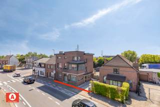 In Baasrode bieden we U deze half-open bebouwing/gezinswoning met een bewoonbare oppervlakte van maar liefst 280 m² mét 5 tot 6 slaapkamers...