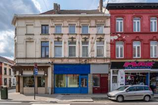 Zeer ruime bewoonbare oppervlakte (326 m²) + handelsruimte (79 m²) met aparte ingangVeelzijdige mogelijkheden: wonen + werken, co-housing,...