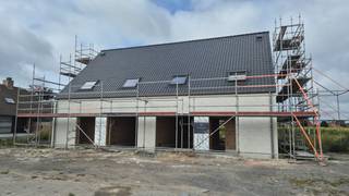 <strong>Hedendaags & Energiezuinig wonen met Groen uitzicht!<br /><br />DEZE WONINGEN KOMEN IN AANMERKING VOOR HET 6% BTW-TARIEF!</strong><br /><br />Percelen tussen de <strong>375 m<sup>2</sup> en 532 m<sup>2</sup> </strong>met een bewoonbaar oppervlak tussen de <strong>179 m<sup>2</sup> en 186 m<sup>2</sup></strong>.<br />Goede locatie nabij de autosnelweg en alle voorzieningen.<br />Maak vrijblijvend een afspraak op kantoor!<br /><br />De loten 3 en 4 bestaan uit 2 volwaardige bouwlagen met plat dak, uitgerust met garage en 4 slaapkamers.<br />De loten 1, 2, 5 en 6 bestaan uit twee bouwlagen met hellend dak en zijn eveneens voorzien van garage en <strong>4 slaapkamers.</strong> Hier kan desgewenst mits meerkost een <strong>vaste trap naar de zolder </strong>worden voorzien voor het inrichten van extra kamer(s).<br /><strong>Zonnepanelen en warmtepomp</strong> zijn inbegrepen in de prijs.<br />Zonder zorgen uitkijken naar je <strong>NIEUWE THUIS.</strong><br /><br /><strong>Zonnige tuin Zuid-West</strong> met prachtige uitzichten.<br /><br />Badkamer is uitgerust met dubbele lavabo, douche of ligbad.<br />Alle loten zijn op het verdiep voorzien van een apart toilet en berging. <br /><br /><u><strong>Indeling:</strong></u>
<ul>
<li>Inkom met gastentoilet;</li>
<li>Leefruimte met open keuken met zicht op de tuin;</li>
<li>Garage/berging;</li>
<li>Nachthal;</li>
<li>Apart toilet;</li>
<li><u><strong>4 slaapkamers;</strong></u></li>
<li>Badkamer met dubbele lavabo, douche of ligbad;</li>
<li>Berging/dressing;</li>
</ul>
<br /><u><strong>Troeven:</strong></u>
<ul>
<li>Regenwaterput 5000 liter;</li>
<li><strong>Vloerverwarming</strong>;</li>
<li>Warmtepomp;</li>
<li>Zonnepanelen;</li>
<li>Ventilatiesysteem D.</li>
</ul>
<br /><strong>De woningen worden afgewerkt conform het lastenboek, u heeft als koper veel inspraak bij afwerking.</strong>