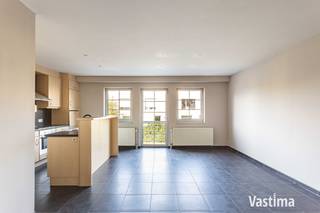 Bent u op zoek naar een instapklaar appartement waar comfort, een centrale ligging en energiezuinig wonen samenkomen? Dan is dit verzorgde duplexappartement in het hart van Opwijk precies wat u zoekt. Ideaal als eerste eigen woning of als interessante investering met een uitstekend verhuurpotentieel.<br /><br />EPC label B – 108 kWh / CV Aardgas (2024) / Bouwjaar 2004 / HR-Dubbel glas - Alu<br /><br />De lichtrijke leefruimte met open keuken vormt het gezellige hart van het appartement en biedt alle ruimte om comfortabel te wonen. Aansluitend bevindt zich een praktische berging met extra opbergruimte en aansluitingen voor wasmachine en droogkast.<br /><br />Op de duplexverdieping vindt u twee volwaardige slaapkamers, een verzorgde badkamer en een afzonderlijk toilet. Dankzij de doordachte indeling wordt elke vierkante meter optimaal benut en geniet u van een aangenaam wooncomfort.<br /><br />Ook op technisch vlak scoort dit appartement uitstekend. De recente cv-ketel zorgt voor een energiezuinige en efficiënte verwarming, waardoor u geniet van een comfortabel binnenklimaat én een lagere energiefactuur.<br /><br />De ligging is een absolute troef. U woont in het centrum van Opwijk, op wandelafstand van winkels, horeca, openbaar vervoer en andere dagelijkse voorzieningen. Alles wat u nodig heeft bevindt zich binnen handbereik.<br /><br />Of u nu starter, alleenstaande of investeerder bent, dit instapklare duplexappartement biedt de ideale combinatie van comfort, ligging en betaalbaarheid.<br /><br />Interesse? Contacteer Vastima vandaag nog en plan uw bezoek.