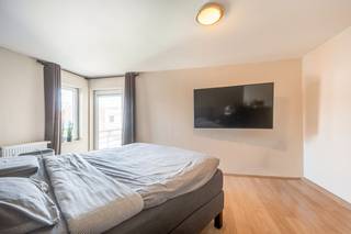 Recenter en energiezuinig (EPC B) 2-slaapkamer appartement op een strategische locatie in Sint-Andries, vlakbij de Smedenpoort en kortbij het station. <br /><br />Het appartement heeft indeling als volgt: inkomhal, lichtrijke leefruimte met zit- en eethoek met toegang tot terras, open geïnstalleerde keuken, berging/wasplaats, afzonderlijk toilet, 2 ruime slaapkamers beide met toegang tot het 2e terras, badkamer met douche/bad, dubbele wastafel met meubel en spiegelkast. Privé parkeerplaats inbegrepen. <br /><br />Voor meer informatie of een vrijblijvend bezoek, contacteer Sebastien op het nummer 0477 09 09 09. 