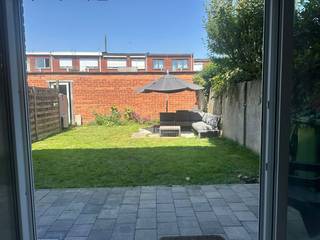 Charmant gelijkvloers appartement met uitzonderlijke tuin en garagebox in het groene Deurne-Zuid op het randje met Borsbeek.<br /><br />Droom je van comfortabel wonen met het gevoel van een eigen huis? Dan is dit charmante gelijkvloerse appartement precies wat je zoekt.<br /><br />Gelegen in de omgeving van de vernieuwde en groene Eksterlaerwijk in Deurne-Zuid, geniet je hier van een rustige woonomgeving met alle voorzieningen, winkels, scholen en openbaar vervoer binnen handbereik.<br /><br />De absolute blikvanger is de prachtige privatieve tuin van maar liefst ca. 60 m² – een zeldzame troef waar je in alle rust kunt ontspannen, tuinieren of gezellig tafelen met familie en vrienden.<br /><br />Binnen biedt het appartement een aangename en praktische indeling met een lichtrijke leefruimte, een comfortabele slaapkamer, een functionele keuken en badkamer. Bovendien is een afgesloten garagebox inbegrepen, wat zorgt voor extra comfort en zorgeloos parkeren.<br /><br />Extra troeven:<br /><br />Gelijkvloers wonen met vlotte toegankelijkheid<br />Lage gemeenschappelijke kosten : 40 euro per maand.<br />Ruime privatieve tuin (ca. 60 m²)<br />Inclusief afgesloten garagebox<br />Energiezuinig met EPC-label B<br />Elektrische keuring conform<br />Asbestvrij<br />Elektrische rolluiken <br />Rustige ligging in een groene, vernieuwde buurt<br />Uitstekende bereikbaarheid met een Mobiscore van 7,6/10<br /><br />Een ideale woning voor wie op zoek is naar rust, een mooie buitenruimte en een gunstige ligging, zonder in te boeten aan comfort.<br /><br />Een buitenkans die je niet wilt missen! Plan vandaag nog je bezoek en laat je verrassen door de charme en de unieke troeven van dit appartement.<br /><br />Geen IMMO