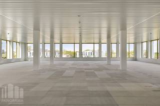 Deze kantoorruimte van <strong>1905 m²</strong> bevindt zich op de<strong> tweede en derde verdieping </strong>en maakt deel uit van het hoogwaardig kantorencomplex "<strong>Atmos</strong>", bestaande uit vijf <strong>BREEAM OUTSTANDING-gecertificeerde gebouwen</strong>. Deze kantoren zijn instapklaar en liggen in een <strong>groene omgeving</strong> met een autoluw binnenplein. Het complex biedt ruime ondergrondse parkeermogelijkheden, inclusief laadpalen, en een openbare parking in aanbouw, met <strong>oplevering voorzien in januari 2025</strong>.<br /><br />Het gebouw is strategisch gelegen aan <strong>"The Loop" </strong>de R4-ring rond Gent, op slechts 4 minuten rijden van de<strong> E40-op- en afrit Sint-Denijs-Westrem </strong>en 7 minuten van de E17. Het Sint-Pietersstation bevindt zich op 1,6 km afstand, wat neerkomt op 8 minuten fietsen of 22 minuten wandelen. Daarnaast ligt een tramhalte op slechts 900 meter.<br /><br />Het kantoorgebouw biedt ook uitstekende zichtbaarheid vanaf de R4, wat bijdraagt aan de prominente locatie. "The Loop" ondergaat een verdere transformatie naar een nieuwe levendige stadswijk waar naast grote kantoren, winkels en evenementen ook plaats is voor andere functies zoals wonen, verschillende types handel en recreatie. Via de volgende link kan met de toekomstvisie van Stad Gent terugvinden: Nieuwe toekomstvisie | Stad Gent. <strong>Aankoop van de kantoren is eveneens mogelijk.</strong><br /><br />Voor meer informatie, het lastenboek of een vrijblijvend plaatsbezoek, neem contact op met <strong>PANORAMA B2B GENT KANTOREN</strong> via <strong>09 225 09 02</strong>.