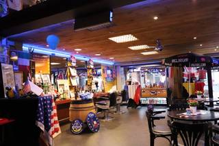 Centraal gelegen in Melle, dichtbij het station in een gezellige winkelstraat kan u dit ooit zeer bekend kapsalon en café uitrusten naar uw wens.De...