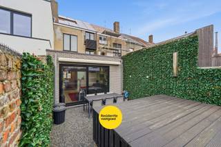 Deze volledig gerenoveerde woning (2016) combineert charme met modern comfort en is ideaal gelegen vlakbij diverse voorzieningen!<br /><br />Op het gelijkvloers geniet u van een lichtrijke leefruimte met gezellige zithoek en eetplaats, aansluitend op de stijlvolle open keuken met kookeiland en alle hedendaagse toestellen. Grote raampartijen en automatische Veluxramen zorgen voor een aangename lichtinval. Via het schuifraam bereikt u de onderhoudsvriendelijke tuin met terras, zonneluifel en buitenverlichting.<br /><br />De eerste verdieping beschikt over een ruime badkamer met ligbad, inloopdouche en toilet, evenals een royale slaapkamer met dressing. Op de tweede verdieping bevinden zich een tweede slaapkamer en een extra ruimte die perfect kan dienen als bureau of derde slaapkamer.<br /><br />De woning is energiezuinig uitgerust met zonnepanelen en thuisbatterij (10 kW), vloerverwarming op het gelijkvloers en warmtepompen (lucht/lucht). Daarnaast zijn er aluminium ramen met HR-glas, een geïsoleerd dak en een conforme elektrische installatie.<br /><br />Benieuwd om deze topper te ontdekken? Bel ons op het gekende nummer 059/250 590 om uw afspraak vast te leggen!