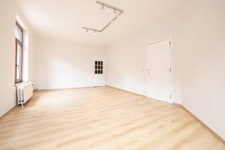 <p><strong>Watermael-Boitsfort </strong>– Appartement lumineux de 2 chambres au cœur du quartier Wiener.</p>
<p>Idéalement situé à seulement 300 m de la place Léopold Wiener, cet agréable appartement de ±88 m² offre un cadre de vie à la fois calme, lumineux et particulièrement pratique.</p>
<p>Installé au 1er étage d’un petit immeuble familial, il se compose d’un chaleureux living, d’une grande cuisine super équipée, de deux belles chambres situées à l’arrière, de 16 m² et 11 m², ainsi que d’une salle de bains. Des toilettes séparées complètent l’espace.</p>
<p>Côté confort et tranquillité, le bien bénéficie également d’une cave, d’une installation électrique conforme, d’une chaudière individuelle au gaz et de faibles charges, autant d’atouts qui en font une propriété particulièrement intéressante.</p>
<p>Un appartement lumineux, bien agencé et idéalement situé, dans un environnement résidentiel recherché.</p>
<p>Une belle opportunité à découvrir sans tarder !</p>
<p></p>
<p><span>Au 1<sup>e</sup> étage :</span></p>
<ul>
<li>Living ±26m²</li>
<li>Cuisine super équipée de ±14m²avec coin déjeuner</li>
<li>Chambre 1 ±16m²</li>
<li>Chambre 2 ±11m²</li>
<li>Salles de bains (baignoire, double lavabos, coin buanderie et chaufferie [Vaillant 2022])</li>
<li>Toilettes</li>
</ul>
<p></p>
<p><span>Au sous-sol :</span></p>
<ul>
<li>Cave n°4</li>
</ul>