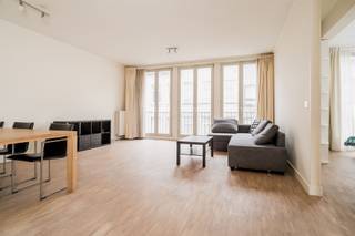 Ruim en lichtrijk appartement op de 2de verdieping in de prachtige residentie St Louis Court, gelegen op wandelafstand van de Europese...