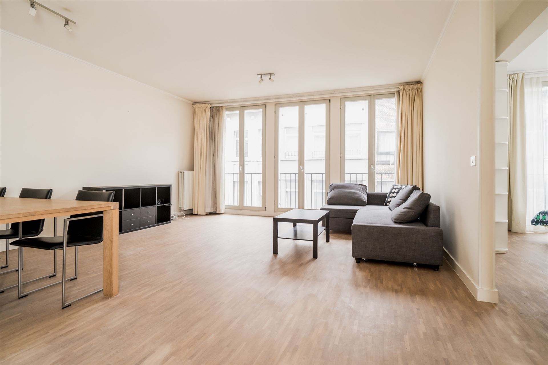 Ruim en lichtrijk appartement op de 2de verdieping in de prachtige residentie St Louis Court - foto 2