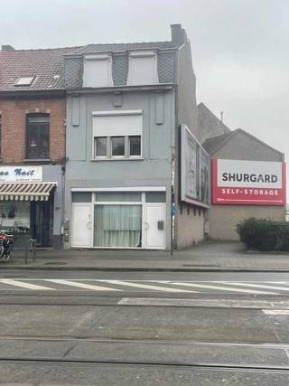 handelspand gelegen op hoek van Bredabaan en Oude Bareelleipand wordt momenteel onderverhuurd in 3 studio'sgelijkvloers studio met aparte slaapkamer...