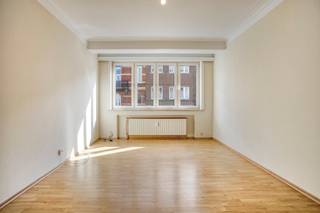 Appartement lumineux situé au premier étage, dans la paisible avenue Broustin. L'immeuble se trouve dans un quartier très calme et verdoyant, ce qui permet de profiter de la nature et d'un parc de jeux. L'appartement se compose d'un salon, d'une cuisine, d'une salle de bains, de toilettes séparées, d'une grande chambre et d'une petite terrasse. Il dispose également d'un débarras en sous-sol. L'appartement est en outre doté d'espaces de rangement pratiques. Les charges mensuelles s'élèvent à 130 € (fonds de roulement + fonds de réserve). Fenêtres déjà remplacées par des fenêtres en PVC. Vous souhaitez obtenir plus d'informations ou organiser une visite ? Envoyez un e-mail à Louis@immoaccenta.be
