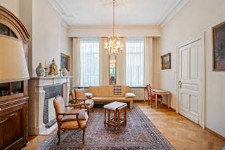 Dit authentieke herenhuis uit eind 19e eeuw (1899 - 1918) bevindt zich in het centrum van Mol. De ligging is een echte troef: op wandelafstand van winkels, horeca en openbaar vervoer (oa trein). <br /><br />Deze herenwoning straalt karakter en grandeur uit met zijn statige gevel, hoge plafonds en royale indeling. De authenticiteit van de woning werd door de jaren heen bewaard.<br /><br />Op het gelijkvloers vindt u een ruime inkomhal, gastentoilet, verschillende leefruimtes/salons waaronder een woonkamer, eetkamer en bureau, evenals een keuken met toegang tot de achterbouw die dienst deed als ruim atelier met toilet en wasplaats.<br /><br />De verdiepingen bieden plaats aan 6 slaapkamers. Op de eerste verdieping bevinden zich vier volwaardige slaapkamers en een badkamer. De tweede verdieping beschikt over twee slaapkamers en een extra zolderruimte die ook als bureau of hobbyruimte kan worden ingericht. <br /><br />De tuin is een prachtige plaats om te ontsnappen aan alle drukte. Deze is volledig omheind, waardoor u geniet van optimale privacy. <br /><br />Dit herenhuis is een uitzonderlijke kans voor wie op zoek is naar ruimte, charme en een toplocatie in Mol centrum.<br /><br />Deze eigendom kan ook een mooie opportuniteit zijn voor een projectontwikkelaar. Aarzel niet om ons kantoor hiervoor te contacteren. <br /><br />Troeven:<br />- Authentiek herenhuis<br />- 6 slaapkamers<br />- Bewoonbaar oppervlakte van 382m²<br />- Ruime kelderverdieping met veel bergruimte<br />- Centrale ligging <br />- Rolluiken