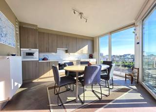 Op zoek naar een<strong> instapklaar duplex hoekappartement met open uitzicht </strong>(tot Brugge!)<strong> op een topligging </strong>aan de Belgische kust?<br /><br />Dit perfect onderhouden appartement biedt een zeldzame combinatie van ruimte, licht, privacy en een schitterende ligging in een rustige zijstraat van de Kapelstraat.<br />U woont hier centraal, op slechts 5 minuten wandelen van de kusttram, de duinen, het strand, winkels en horeca.<br />Het echte kustgevoel, elke dag.<br /><br />Het duplex appartement heeft een oppervlakte van 103 m² en bevindt zich op de 3e en hoogste verdieping, waardoor u geniet van een prachtig open uitzicht dat tot Brugge reikt — een uniek gevoel van rust, licht en ruimte.<br />Als hoekappartement met een ideale zuid en zuidoost oriëntatie baadt het tot in de namiddag in het zonlicht.<br /><br /><strong>Indeling</strong><br />Benedenverdieping
<ul>
<li><span>Inkomhal</span></li>
<li><span>Lichtrijke woonkamer met open volledig uitgeruste keuken en eetruimte (met uitzicht)</span></li>
<li><span>Slaapkamer</span></li>
<li><span>Douchecel met wastafel</span></li>
<li><span>Apart toilet</span></li>
</ul>
Bovenverdieping
<ul>
<li><span>Slaapkamer met ingemaakte kasten, velux en verduistering</span></li>
<li><span>Grote, lichtrijke badkamer met comfortabel ligbad, wastafel en toilet, velux en verduistering</span></li>
<li><span>Praktische berging/wasplaats met aansluiting voor wasmachine</span></li>
</ul>
<strong>Extra troeven</strong>
<ul>
<li><span>Appartement werd steeds met de grootste zorg onderhouden door de eerste eigenaars</span></li>
<li><span>Mogelijkheid tot aankoop van een gesloten garagebox in autopark <em>Populierenhof</em> (op 200 m, zelfde straat)<br />- ideaal voor wie comfort en veiligheid wil</span></li>
<li><span>mogelijkheid om gemeubeld aan te kopen</span></li>
<li><span>Kleinschalige residentie (slechts 7 appartementen)</span></li>
<li><span>Rustige ligging met alle voorzieningen op wandelafstand</span></li>
<li><span>gezamenlijke fietsenberging</span></li>
</ul>
<br /><strong>Kortom </strong><br /><br />Een compleet, modern en comfortabel duplex appartement op een uitzonderlijke kustlocatie, waar licht, ruimte en een prachtig uitzicht centraal staan.<br />Een unieke kans voor wie op zoek is naar een instapklaar tweede verblijf of een kwalitatieve woonst aan zee.<br /><br /><br />