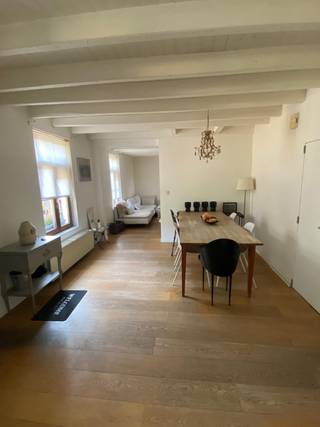 Huis te koop OOSTKAMP<br />Dit waren 2 huisjes waar we 1 van gemaakt hebben.<br />Halfopen bebouwing<br />Voortuin<br />Tuin<br />Keuken<br />Eet plaats<br />Living met hout kachel<br />Voute kamer (ideaal voor een kinderkamer of bureau)<br />2 ruime slaapkamers<br />Badkamer met ligbad<br />Aparte ruimte voor wasmachine en droogkast<br />Kot voor grasmaaier en fietsen<br />Kelder<br />Voor verdere inlichtingen stuur of bel (+32477520187)<br />