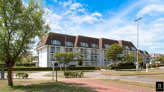 A beautifully renovated flat with a sunny south-facing terrace and unobstructed views of the green spaces at the Tennis Gardens in the Zoute.<br />This stylish flat has been completely renovated using high-quality materials and with great attention to detail. The layout comprises a spacious entrance hall with a guest toilet, followed by a light-filled living and dining room opening onto a generous south-facing terrace with stunning views of the surrounding greenery. The fully fitted kitchen is equipped with all modern appliances and leads to a practical utility room/laundry area.<br />The flat has two spacious bedrooms with fitted wardrobes, each with its own en-suite shower room. The first shower room is fitted with a washbasin, shower and toilet. The second bedroom also has an en-suite shower room. Both bedrooms open onto a second terrace offering a pleasant side view of the sea.<br />The flat also has a private cellar and a communal bicycle storage area. The residence has a caretaker on site and all the windows have already been replaced. There is an option to purchase a double garage within the building.