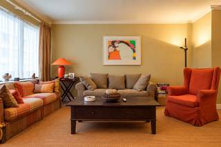 Exclusivité : agréable appartement avec jardin, bénéficiant d’une spacieuse terrasse ensoleillée, idéalement situé à proximité de la place du Triangle, à quelques pas de la mer et de la Kustlaan.<br /><br />L’appartement se situe dans une élégante résidence dont la façade, le vaste hall d’entrée ainsi que l’ascenseur ont récemment été entièrement rénovés. Il bénéficie d’une agréable distribution et dispose d’une spacieuse terrasse ensoleillée d’environ 30 m².<br /><br />Agencement : Hall d’entrée avec placards intégrés et toilettes invités. Spacieux séjour équipé de volets roulants électriques et cuisine semi-ouverte donnant sur le séjour. Hall de nuit avec rangements intégrés supplémentaires. Deux chambres à part entière, dont une avec placards intégrés, bénéficiant toutes deux d’un accès direct à la terrasse ensoleillée. Salle de douche avec deuxième toilette.<br /><br />La terrasse dispose également d’un débarras extérieur pratique.<br /><br />Local à vélos commun dans la résidence.