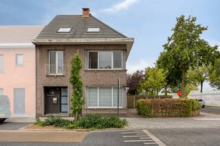 Op het gelijkvloers vinden we de ruime woonkamer (36m²), met inbouwkachel, en loopt door in een eetkamer/bureau (15m²).<br />De keuken (15m²) is volledig geïnstalleerd met een inductie kookplaat, afzuiging, vaatwasser, spoelbak, microgolf en combioven, ijskast en diepvries.<br />De keuken geeft toegang tot een wasplaats met aansluiting voor was- en droogmachine.<br /><br />Verder is er op het gelijkvloers nog een inkomhal (10m²) met apart toilet.<br /><br />Op de eerste verdieping zijn er drie slaapkamers (17m² - 17m² - 18m²) waarvan één is uitgerust met ingemaakte kasten en een andere voorzien is van aansluiting+afvoer voor water. De badkamer (10m²) is voorzien van een inloopdouche en twee wastafels met bijpassend meubel.<br />Verder is er nog een apart toilet.<br /><br />Op de tweede verdieping zijn er nog twee slaapkamers (13m² - 13m²), beide voorzien van ingemaakte kasten. Op deze verdieping is er nog een ruime nachthal (15m²) en een berging (3m²) waar de cv ketel zich bevindt.<br /><br />De tuin is volledig omheind en beschikt over een groot terras en tuinhuis. Er is een grote dubbele, hoge carport (geschikt voor een mobilhome) die bereikbaar is via een automatische brede poort (6m breed) langs de zijstraat.<br /><br />DIVERSEN<br />- Kelder (15m²)<br />- Waterontharder<br />- Bergzolder is bereikbaar via vlizotrap<br />- Automatische rolluiken gelijkvloers<br />- Handmatige rolluiken op de verdieping <br />- CV ketel op aardgas<br />- Ramen zijn deels kunststof en deels aluminium<br /><br />Bestuursmaatregelen in het maatregelenregister: nee