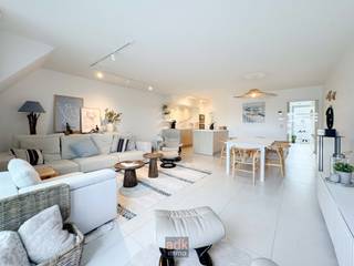 Gelegen in een jonge en verzorgde residentie op toplocatie, bevindt deze ruime, lichtrijke en hoogwaardig afgewerkte duplex zich op wandelafstand...