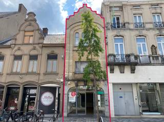 In de Ooststraat te Roeselare bevindt zich deze handelseigendom te koop van 101m² gelegen in het beste stuk van de winkelstraat. Winkel van 70m²...