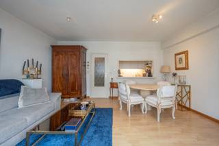 <u><strong>Residentie Daly Jean</strong></u><br /><br />Op de tweede verdieping van een centraal gelegen residentie bevindt zich dit aangenaam 1‑slaapkamerappartement met een praktische indeling en een mooi open zicht op de Lippenslaan.<br />De woonkamer geniet van veel natuurlijk licht en geeft uit op een smal terras aan de voorzijde, ideaal om even buiten te zitten en het levendige straatbeeld mee te pikken. In de inkomhal bevinden zich een apart toilet en een badkamer met bad en enkele lavabo.<br /><br />Achteraan ligt de volwaardige slaapkamer, rustig gelegen en ruim genoeg voor een comfortabel tweepersoonsbed en extra opbergmogelijkheden.<br /><br />Het appartement is momenteel verhuurd, wat het ook interessant maakt voor wie op zoek is naar een opbrengsteigendom.<br /><br />Interesse in deze opportuniteit op toplocatie? Contacteer ons voor meer informatie of een bezoek.<br /><br /><strong>Ref: A736</strong>