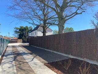 In tweede lijn, omgeven door rust en groen, bevindt zich deze uiterst kwalitatieve nieuwbouwwoning die ruimte, licht en verfijning moeiteloos combineert. De woning ademt een landelijke sereniteit, verfijnd vertaald naar hedendaags wooncomfort met een uitgesproken high-end afwerking. Elk detail werd met zorg gekozen — kosten noch moeite werden gespaard — en enkel duurzame, hoogwaardige materialen vonden hier hun plaats. Een woning die vandaag al klaar is voor morgen.<br /><br />Het betreft de linkse woning bij vooraanzicht (lot 3).<br /><br />De architectuur en indeling zijn doordacht tot in de finesse: royale leefruimtes, een optimale lichtinval dankzij grote glaspartijen en een volledige harmonie tussen binnen en buiten, met zicht en toegang tot de tuin rondom.<br /><br />Ook de buitenaanleg wordt volledig afgewerkt met oog voor esthetiek en functionaliteit. Oprijlaan, voortuin, inkompad, terras en parkeerstroken worden uitgevoerd in waterpasserende kleiklinkers met organische vormen. In de voortuin bevindt zich een carport met extra tuinberging. Zwarte omheining, betonplint en ericamatten zorgen voor maximale privacy, terwijl achteraan een haag van laurierkers een groene, natuurlijke afsluiting vormt.<br /><br />Indeling gelijkvloers:<br /><br />- Royale inkomhal met gastentoilet<br />- Zeer lichtrijke leefruimte met zit- en eethoek<br />- Open, volledig uitgeruste keuken met volkeramisch werkblad met afgeronde hoeken, dubbele spoelbak, inductiekookplaat, telescopische dampkap, koelkast, oven, microgolf en vaatwasmachine<br />- Praktische wasplaats/berging<br />- Afgesloten bureauruimte met stijlvolle stalen deuren<br /><br />Verdieping:<br /><br />- Ruime nachthal<br />- Apart toilet<br />- Drie volwaardige slaapkamers, waaronder een master bedroom met ensuite dressing<br />- Luxe badkamer met ligbad, dubbele lavabo en inloopdouche<br /><br />Via een vaste trap bereikt u de zolderverdieping, waar reeds Velux-ramen voorzien zijn en uitbreidingsmogelijkheden bestaan voor extra kamers.<br /><br />Extra troeven:<br /><br />- Lucht-water warmtepomp met vloerverwarming op gelijkvloers én verdieping<br />- Regenwaterput van 10.000 liter<br />- Zwarte PVC-ramen (RAL 9005) met kleinhouten en dubbele beglazing<br />- Ventilatiesysteem type D<br />- Conforme elektriciteit<br />- Volledige voorbereidingen voor internet, coax, zonneluifel, screens, thuisbatterij en koelcel<br />- Volkeramische vloeren, massief parket in de leefruimte en laminaat op de verdieping<br />- Venstertabletten in arduin<br />- Vaste eiken trappen<br /><br />Kortom: een uitzonderlijk luxueus woonproject dat klasse en tijdloze elegantie uitstraalt, versterkt door de prachtig gekaleide gevels.