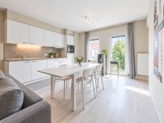 Op een centrale en goed bereikbare locatie nabij Ledeganck in Gent vinden we dit instapklare appartement met 3 slaapkamers. Het appartement bevindt zich in een rustige en veilige binnensite, waar u geniet van een aangename woonomgeving met een gevoel van privacy en rust, terwijl u toch vlakbij het bruisende stadsleven woont.<br /><br />Bij het binnenkomen wordt u verwelkomd in een praktische inkomhal die toegang geeft tot de verschillende ruimtes van het appartement. De lichtrijke leefruimte vormt het hart van het appartement en biedt een aangename plek om te ontspannen en gezellig samen te komen.<br /><br />Het pand beschikt over drie volwaardige slaapkamers, waarbij elke slaapkamer voorzien is van een eigen lavabo. Daarnaast beschikt het pand over een aparte douchekamer. Dit zorgt voor extra comfort en maakt de woning bijzonder geschikt voor gezinnen, co-housing of wie graag over een aparte werk- of hobbyruimte beschikt.<br /><br />Het bouwjaar 2013, de uitstekende staat van onderhoud en het gunstige EPC-label B zorgen ervoor dat u hier geniet van een energiezuinige en kwalitatieve woning die volledig instapklaar is.<br /><br />Troeven:<br />• Rustige en veilige binnensite<br />• 3 ruime slaapkamers<br />• Elke slaapkamer voorzien van eigen lavabo<br />• Bouwjaar 2013<br />• Energiezuinig met EPC-label B<br />• Instapklaar appartement in uitstekende staat<br />• Centrale ligging in Gent<br />• Mogelijkheid tot aankoop van een garage voor €25.000.<br />• Mogelijkheid tot overname van roerende goederen (bespreekbaar)<br /><br />De centrale ligging zorgt voor een vlotte bereikbaarheid naar het stadscentrum, openbaar vervoer, winkels, scholen en verschillende onderwijsinstellingen. De combinatie van een rustige woonomgeving, comfort en uitstekende mobiliteit maakt dit appartement interessant voor zowel eigen bewoning als investering voor ouders met studerende kinderen.<br /><br />Voor meer info: contacteer Sudenaz via 0485 77 66 47 of via sudenaz@vicusvastgoed.be