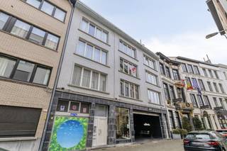 This ready-to-move-in apartment in Antwerp is an excellent opportunity to buy real estate, ideal as a safe investment or starter apartment. The apartment is located in Sint-Antoniusstraat, a side street of the famous Nationalestraat. This street connects hip South with the Groenplaats, in other words, a real top location. A bustling neighborhood with plenty of restaurants, cafes and shops nearby.Accessibility to and from Antwerp is also guaranteed by the proximity of the renewed Scheldt quays and public transport. layout: - entrance hall with built-in cupboards - separate, fully equipped kitchen with washing machine connection- bright living room - 1 bedroom - bathroom with shower and sink - separate toilet Advantages of this apartment:- ready to move in - small-scale building - absolute top location in Antwerp- within walking distance of public transport (tram, bus)- close to shops, restaurants and cultural attractions in AntwerpLooking for real estate in Antwerp? This apartment for sale in Antwerp offers an ideal combination of comfort and a prime location.Are you interested in an apartment or house for sale in Antwerp? Don't hesitate to contact us. If you would like to offer your own property for sale, please contact us for a free estimate, by phone at 03/206.76.76 or by email to antwerpen@dewaele.com.You can also always come to us for all other questions about real estate, buying or selling!
