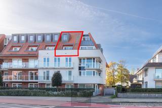 Recent duplex-appartement op de 3e verdieping in de residentie Villa Crombez gelegen aan de rand van de Simli-wijk en vlakbij de wandelpromenade en havengeul te Nieuwpoort-Bad. Indeling: Inkom, apart toilet met wastafel, aparte berging, woonkamer met open keuken, terras uitgevend op de Albert-I-Laan, de bovenverdieping omvat de badkamer met wastafel en ligbad met douche, aparte slaapkamer en slaaphoek. EPC: 103 kWh/m². Vraagprijs: 259000€