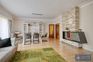 <p><span>Square Estate presenteert u dit prachtige appartement op de begane grond, gelegen in een klein appartementencomplex in Strombeek-Bever, vlakbij winkels, scholen, verkeersaders en openbaar vervoer.</span></p><p><span>Dit volledig gerenoveerde appartement is als volgt ingedeeld: een inkomhal, een lichte woonkamer, een super uitgeruste keuken, een wasruimte, 3 slaapkamers, een badkamer en een apart toilet.</span></p><p><span>Het appartement beschikt ook over een kelder en een afgesloten garagebox, die bij de prijs zijn inbegrepen.</span></p><p><span>Voor meer informatie of een bezichtiging kunt u contact opnemen met Square Estate op 02/460.42.01 of via info@square-estate.be. </span></p>