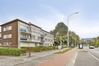 In een rustige en aangename woonwijk van Dilbeek bevindt zich dit ruime appartement van ca. 83 m² met twee slaapkamers, zonnig balkon en dubbele (diepe) privégarage.De lichtrijke leefruimte, met directe toegang tot het balkon, vormt het hart van de woning en sluit naadloos aan op de keuken. Da nachthal, voorzien van aparte WC, brengt ons naar de twee slaapkamers, waarvan er één voorzien is van een gesloten terras/'veranda'. De douchekamer beschikt over douche en wastafel. Buiten biedt het balkon een aangename plek om te genieten van de zon.Verder is er een kelderberging inbegrepen in de vraagprijs. U heeft de mogelijkheid (niet verplicht) om een dubbel (diepe) garagebox bij aan te kopen aan €35.000. Gunstig EPC-label B ! Elektriciteit conform te stellen.Een aangenaam en verzorgd appartement voor wie op zoek is naar ruimte, licht en bereikbaarheid in Dilbeek.📞 Interesse? Contacteer Structura voor meer informatie of een bezoek via 02/460.80.46 of info@structura.be.