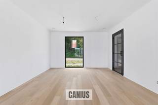 <p><span>NIEUWBOUWWONING - 4 SLPKS - CARPORT EN KELDER</span></p><p><span> </span></p><p><span>Ben je op zoek naar een idyllisch thuis in een charmante omgeving? Dan verwelkomen we je graag in ons nieuwbouwproject te Tongeren-Borgloon, een prachtige locatie, kortbij het centrum en bovendien alle voorzieningen en invalswegen in de buurt.</span></p><p><span> </span></p><p><span>Deze halfopen bebouwing is gelegen op een perceel van 2a 84ca en beschikt over 223 m² bruto oppervlakte.</span></p><p><span> </span></p><p><span>Op het gelijkvloers vinden we een inkomhal, apart toilet, leefruimte met open keuken en een aansluitende berging terug.</span></p><p><span> </span></p><p><span>De eerste verdieping biedt een nachthal, 3 slaapkamers, een apart toilet en een badkamer.</span></p><p><span> </span></p><p><span>Er werd een vaste trap naar de zolder geplaatst, deze ruimte werd ook tot in de puntjes afgewerkt en biedt verschillende mogelijkheden.</span></p><p><span> </span></p><p><span>Verder vinden we een onderhoudsvriendelijke tuin terug met een terras, een carport en een kelder. </span></p><p><span> </span></p><p><span>TROEVEN:</span></p><ul><li><span>Energieneutraal: E-20</span></li><li><span>Warmtepomp lucht-water</span></li><li><span>10 zonnepanelen (400 wp)</span></li><li><span>Regenwaterrecuperatie </span></li><li><span>Vloerverwarming met passieve vloerkoeling</span></li><li><span>Ventilatiesysteem type D</span></li></ul><p><span> </span></p><p><span>TOTALE PRIJS:</span></p><p><span>PRIJS: € 495.000,00 incl. grondwaarde, constructiewaarde, registratierechten, 21% btw en aansluitingskosten nutsvoorzieningen.</span></p><p><span> </span></p><p><span>Meer informatie over dit project? </span></p><p><span>Contacteer ons kantoor 011 36 24 24 – <span>info@canius.be</span></span></p><p><span> </span></p><p><span>De vermelde oppervlaktes zijn slechts een indicatie. Canius Real Estate kan niet verantwoordelijk gesteld worden voor de juistheid van de door zijn verstrekte gegevens.</span></p><p><span> </span></p>