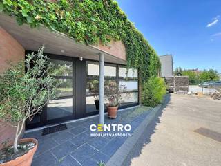 <span><strong><u>Benaderende OPPERVLAKTEN:</u></strong><br /><strong><em>Constructie - bewoonbare oppervlakten</em></strong><br /><strong>Volgens EPC-attest:</strong> 284m²</span><br /><br /><span><strong><em>Grondoppervlakte</em></strong></span><br /><span>Totale grondoppervlakte: 1.430 m²</span><br /><span><strong><em>Uitbreidingsmogelijkheden: </em></strong><em>± 200 </em>m²</span><br /><br /><span><strong><u>INDELING</u></strong><u>:</u></span><br /><span><strong><u>Kantoor (179 m²)</u></strong></span><br /><span><strong><em>Gelijkvloers </em></strong>: Inkom – toilet met lavabo – 4 aparte bureelruimten - landschapsbureel/refter met houtkachel - volledig geïnstalleerde keuken met eiland (met alle toestellen, waaronder keramische kookplaat, dubbele spoelbak, ingebouwde vaatwasser en koelkast, dampkap, oven, kast voor microgolf) - keukenberging - wasplaats - technisch lokaal - b</span><span>adkamer (dubbele lavabo, douche, ligbad) - veranda – tuinberging - zuid-west gerichte tuin.</span><br /><span><strong><u>Magazijn/atelier (105 m²)</u></strong></span><br /><span>Magazijn/opslagruimte, voorzien van apart toilet en uitgietbak - vrije hoogte 3,30m - manuele poort (h: 3,10 m - b: 3,15 m) - lager deel vrije hoogte 2,50m - epoxy vloer - afwatering.</span><br /><br /><span><strong><u>ENERGIE:</u></strong><br />EPC-score: D – geen renovatieplicht<br />Overal dubbele beglazing behalve veranda, dak en spouwmuren geïsoleerd. <br />Zonnepanelen: 15 x 370 Wp: 5.550 Wp – omvormer 3,6 kW.<br />Huidig verbruik: ± € 125/maand</span><br /><br /><u><strong>BRANDVEILIGHEID:</strong></u><br />Gekeurde CO2-blusser, vaste randhaspel, brandblusser, rookmelder.<br /><br /><span><strong><u>BESTEMMINGSMOGELIJKHEDEN:</u></strong></span><br /><span>Ambachtelijke activiteiten (schrijnwerker, lasser, elektricien, loodgieter, schilder,…).</span><br /><span>Commerciële activiteiten.</span><br /><span>Dienstverlening.</span><br /><br /><span><strong><u>STEDENBOUWKUNDIGE VOORSCHRIFTEN</u></strong></span><br /><span>BPA Ambachtelijke Zone-Vijvestraat.</span><br /><br /><span><strong><u>NUTSVOORZIENINGEN</u></strong><u>:</u><br />Stads -en regenwater (15.000 liter), AIRCO in grote ruimte (warmtepomp lucht/lucht) , boiler voor warm water (100 liter), elektriciteit (drijfkracht, 3 x 400V, 40A), septische put, zonnepanelen, wachtbuis voor gas, wachtbuis voor automatisatie toegangspoort vooraan.<br /> </span><br /><span><strong><u>LIGGING:</u></strong></span><br /><span>Op een vlot bereikbare locatie tussen Roeselare, Staden en Hooglede. Dankzij de nabijheid van de N36 (Roeselare – Zarren) geniet het pand van een uitstekende ontsluiting naar de E403 (Brugge – Roeselare – Kortrijk).</span><br /><span>De centrale ligging biedt een ideale uitvalsbasis voor ambachtelijke activiteiten, opslag, logistiek en dienstverlening. Bovendien bevinden het centrum van Oostnieuwkerke en diverse voorzieningen zich op korte afstand, terwijl de vlotte verbindingen zorgen voor een efficiënte bereikbaarheid voor klanten, leveranciers en personeel.</span><br /><br /><span><u>* Bijzonderheden</u></span><br />- Onze referentie op<strong> </strong><strong>www.centro.be</strong>: <strong>Q0861</strong><br />- <strong>Interesse?</strong> Neem dan vandaag nog contact voor meer info of bezichtiging:<strong> </strong><strong>050700102</strong><strong>.</strong><br /><br /><strong>CENTRO | </strong><strong>BEDRIJFSVASTGOED </strong>is reeds 25 jaar <u>gespecialiseerd in de bemiddeling van commercieel- en bedrijfsvastgoed</u> in West- en Oost-Vlaanderen.<br /><strong>Wilt u ook weten hoeveel uw bedrijfsgebouw waard is?</strong><br />Contacteer ons vrijblijvend voor een marktconforme waardebepaling van uw pand. <br />