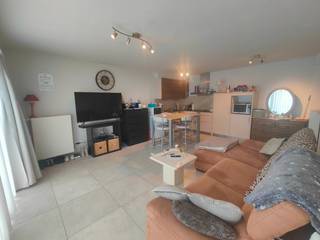 Deze aangename woning biedt een praktische indeling en hedendaags wooncomfort.<br />Via de inkomhal met handige berging bereik je de gelijkvloerse garage met automatische poort. Achteraan bevindt zich een ruim terras, ideaal om in alle rust te genieten.<br />Op de eerste verdieping vind je een gastentoilet en een lichtrijke woonkamer met open, volledig ingerichte keuken. <br />De tweede verdieping beschikt over een apart toilet, één ruime slaapkamer en een grote badkamer met alle comfort.<br />Beschikbaar vanaf 1 april 2026, schrijf je in voor het bezoekmoment (donderdag 29 januari tussen 18u en 18u30) via de website van optimmo.