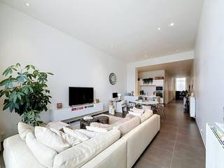 Vous recherchez un appartement confortable dans un emplacement privilégié dans le centre d'Ypres ? Cet agréable appartement au rez-de-chaussée est situé dans la D'Hondstraat 13, à quelques pas de la Grote Markt et de tous les magasins, restaurants et installations du centre.<br /><br />Grâce aux grandes fenêtres, l'appartement bénéficie de beaucoup de lumière naturelle. La combinaison de la situation centrale et de l'environnement calme en fait un lieu de vie très agréable.<br /><br />MISE EN PAGE<br />Rez-de-chaussée :<br />- Hall d'entrée <br />- Espace de vie<br />- Cuisine<br />- Rangement <br />- Salle de bain avec douche, baignoire et double vasque<br />- 2 chambres<br /><br />Étage -1 :<br />- Espace de rangement privé spacieux au sous-sol<br />_ Possibilité de louer un garage supplémentaire/mois<br /><br />