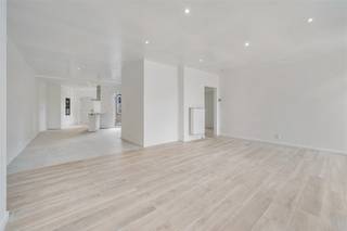 Dit volledig vernieuwde appartement in een kleinschalig gebouw met lift combineert een uitzonderlijke ligging met een hoogstaande afwerking...