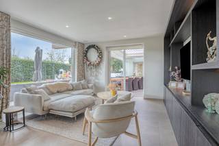 Ontdek deze exclusieve villa te koop aan de H. Deweertlaan in Koksijde, waar modern comfort en een hoogwaardige afwerkingsgraad samenkomen. Gelegen op een ruim perceel van 963 m², biedt deze woning een bewoonbare oppervlakte van 294 m², zorgvuldig gerenoveerd met oog voor detail.<br /><br />Bij binnenkomst in de royale inkomhal voelt u direct de klasse van de woning, onderstreept door prachtig maatwerk. Het hart van de villa is de lichte leefruimte, die naadloos overgaat in een sfeervolle eethoek en een riante, luxueuze halfopen keuken. Deze is uitgerust met kwalitatieve inbouwapparatuur (MIELE) en maatwerk dat doorloopt in de hele woning. Voor comfort in elk seizoen zorgen de airconditioning en de uitstekende energiezuinigheid (EPC B, 40 zonnepanelen). De gelijkvloerse bureauruimte creëert de mogelijkheid voor een extra slaapkamer. <br /><br />De eerste verdieping (volledig gerenoveerd in 2023) herbergt vier volwaardige slaapkamers, waaronder een master bedroom met dressing, en twee luxueuze badkamers.<br /><br />Het buitenleven is hier van topniveau. De aangelegde tuin beschikt over een schitterend buitenzwembad en een indrukwekkende aanbouw met privé-wellness (sauna en badkamer) en een overdekte buitenlounge met open haard. Ideaal om het hele jaar door te ontspannen.<br />Mogelijkheid tot aankoop buurperceel van 929m².<br /><br />Gelegen in een gegeerde residentiële buurt, woont u op wandelafstand van natuurgebieden zoals de Hoge Blekker en de Doornpanne, en vlakbij de winkelstraat, scholen en openbaar vervoer. Een ruime oprit en een dubbele inpandige garage bieden plaats aan zeven wagens. Kortom: een unieke villa voor wie droomt van een permanent vakantiegevoel aan de Belgische kust.<br /><br />Interesse in deze villa te koop te Koksijde? Neem dan zeker contact op met de dossierverantwoordelijke Sarah Velle via 0470 10 52 78 of sarah.velle@dewaele.com.<br /><br />Bestuursmaatregelen in het maatregelenregister: nee