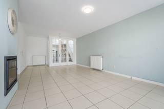 [[ DIT PAND NEEMT DEEL AAN DE ERA OPEN HUIZEN DAG OP 19/9 VAN 14:30 TOT 15:30 ]]
<p>Te koop: Tweewoonst in de Varentstraat, centraal gelegen in Opstal, nabij scholen, openbaar vervoer en het treinstation.</p>

<p>Deze woning biedt een uitstekende investeringskans. Alsook een ideale meergezinswoning. Met meerdere ruime slaapkamers, een directe verhuurmogelijkheid en een goede locatie dicht bij alle voorzieningen, is dit pand ideaal voor wie op zoek is naar rendement. De EPC-score B voor het gelijkvloers maakt het energiezuinig en aantrekkelijk voor huurders. Het bovenste appartement heeft EPC F en hier geld renovatieplicht.</p>

<p>Belangrijkste ruimtes:</p>

<p>Appartement 1:<br />• Ruime living (39 m²) met veel lichtinval<br />• Twee slaapkamers (12 m², 15 m²)<br />• Badkamer: met ligbad, toilet en dubbele wastafel (10 m²)<br />• Garage (28 m²)<br />• Bureel (19 m²)<br />• Tuinhuis (31 m²)</p>

<p>Appartement 2:<br />• Tweede living (28 m²) voor extra wooncomfort<br />• Twee slaapkamers (8 m² en 18 m²)<br />• Badkamer: met douche en toilet (4 m²),</p>

<p>Troeven:<br />• Meerdere ruime slaapkamers<br />• Onmiddellijk verhuurbaar met goed rendement<br />• Goeie locatie dichtbij alle voorzieningen</p>

<p>Neem vandaag nog contact op met je ERA-makelaar voor een bezoek. JOUW DROOMWONING. ZO GEVONDEN!</p>