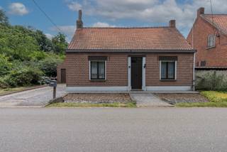 Gezellige te renoveren woning op zeer ruim perceel (16a51ca).<br /><br />Bent u op zoek naar een gezellige woning met één of twee slaapkamers om uw renovatiedromen op los te laten?<br />Dan bent u hier op de juiste plaats. <br /><br />Dit zuid-gericht perceel van maar liefst 16a51ca biedt u op een centrale locatie een ruime tuin en buitengelegenheid. <br /><br />Op het gelijkvloers beschikt de woning over een slaapkamer, woonkamer met aansluitende keuken, aparte ruimte met toilet en douche en de inkomhal. <br />Op de eerste verdieping een kamer extra, mogelijks om te vormen naar slaapkamer en de zolder geeft leuke mogelijkheden naar afwerking. <br /><br />Er is een kelder aanwezig alsook een ruime garage en er zijn voldoende parkeergelegenheden op het perceel.<br /><br />Voor een bezichtiging of meer info, contacteer ons op het nummer 014 58 02 08 of via info@immovl.be!