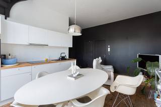 Locatie:<br />Wens je graag te wonen in een modern en comfortabel appartement in het bruisende Antwerpen? Zoek niet langer. Gezellige horeca, winkels, het openbaar vervoer en al het moois wat de stad te bieden heeft, vinden we hier op de Touwstraat op wandelafstand. Dankzij de centrale ligging, de continue opwaardering van de buurt en de uitstekende bereikbaarheid is deze locatie enorm in trek bij zowel starters als slimme investeerders die op zoek zijn naar een vastgoedparel met een gegarandeerd rendement.<br /><br />Indeling:<br />Dit appartement is de ultieme kans voor wie op zoek is naar zijn eerste woonst of aan investeren denk. We komen binnen in de lichtrijke leefruimte, die dankzij de grote raampartijen geniet van een veel natuurlijk lichtinval. De open keuken sluit hier perfect bij aan en is volledig uitgerust om koken en gezelligheid moeiteloos te combineren. Aansluitend bevindt zich het fijne terras waar je in alle rust geniet van de buitenlucht. De slaapkamer vormt de ideale plek om je na een drukke dag terug te trekken. De moderne badkamer is strak afgewerkt in dezelfde verzorgde lijn en is voorzien van een inloopdouche en een toilet.<br /><br />Bijzonderheden:<br />Gelegen op een gegeerde en centrale toplocatie in Antwerpen<br />Alle comfort aanwezig voor een zorgeloos woon- of investeringscomfort<br /><br /><br />Extra troeven:<br />Ideale starterswoonst of interessante opbrengsteigendom<br />Lichte leefruimte met een open, moderne keuken<br />Genieten van een heerlijk privatief terras<br />Moderne badkamer met inloopdouche en toilet