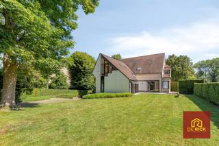 A beautifully situated villa with a unique garden and the Osbroek as its backyard, centrally located near the E40 with easy access to Brussels and Ghent, and close to supermarkets, shops, and the center of Aalst.The spacious detached home features, on the ground floor, an entry hall finished with high-quality natural stone, a very spacious and light-filled living room with an adjoining guest dining area, an open kitchen with dining area and an adjoining lounge, a utility room, a spacious home office, and a separate restroom with a sink.On the first